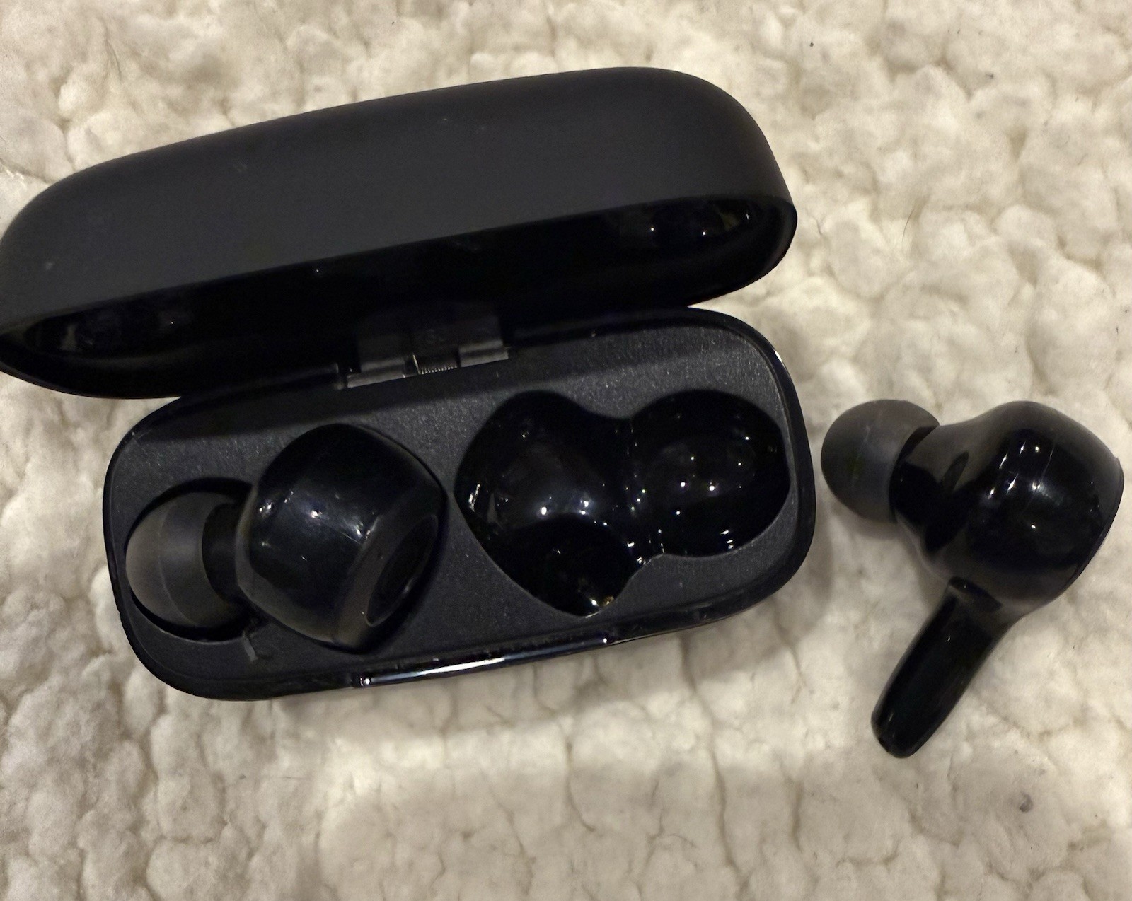 Brookstone In Ear Black Ear Pods With Charging Case