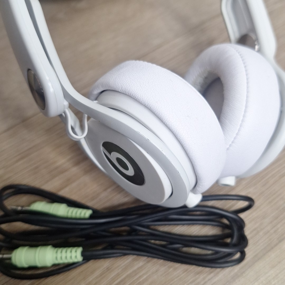 Beats Mixr Mixer Headphones White with audio cable and case