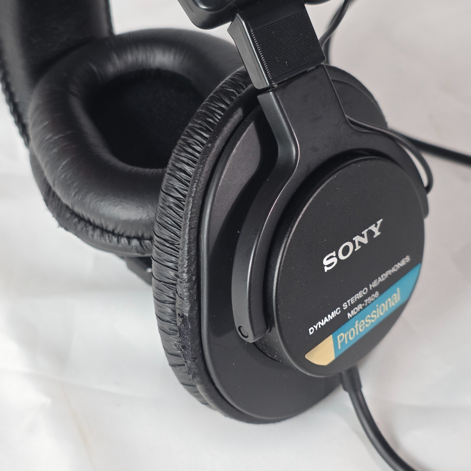 Sony MDR-7506 Professional Closed-Back Dynamic Stereo Monitoring Headphone Black