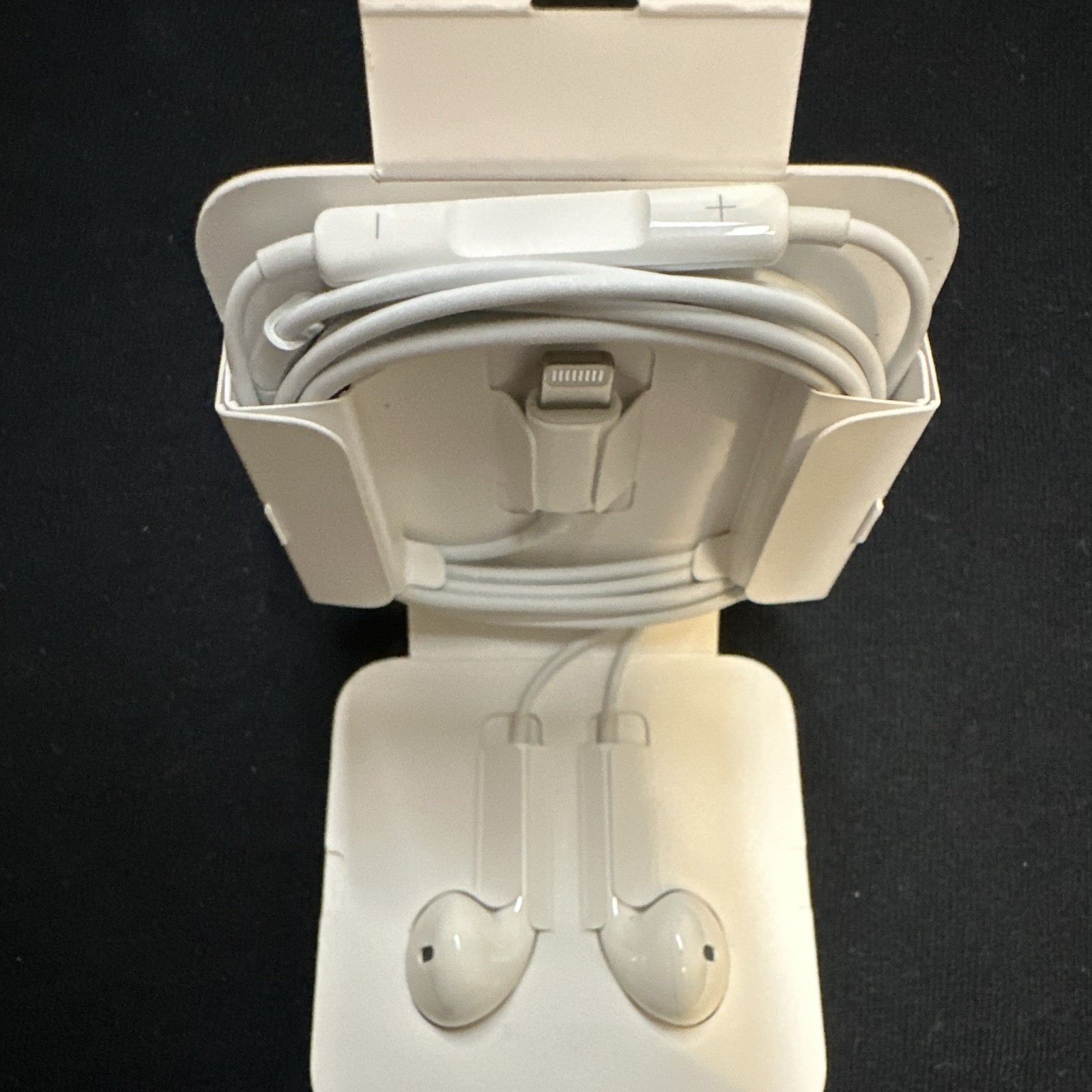 Apple EarPods Wired Lightning In-Ear Earbuds White Mic Volume Control 1.2m