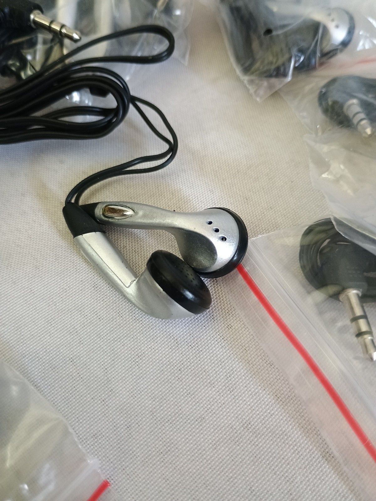 Disposable Headphones Earbuds Lot of 10 3.5mm Plug Individual Package (51)