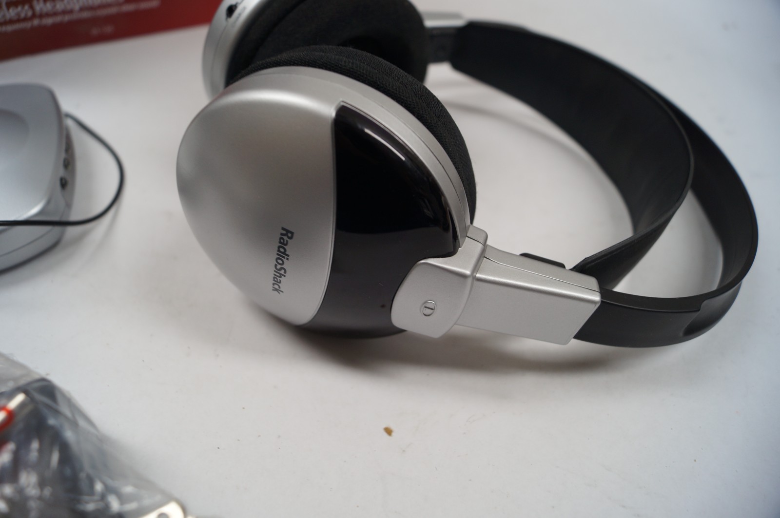 RadioShack Rechargeable Stereo Wireless Headphones w Transmitter WORKING E221