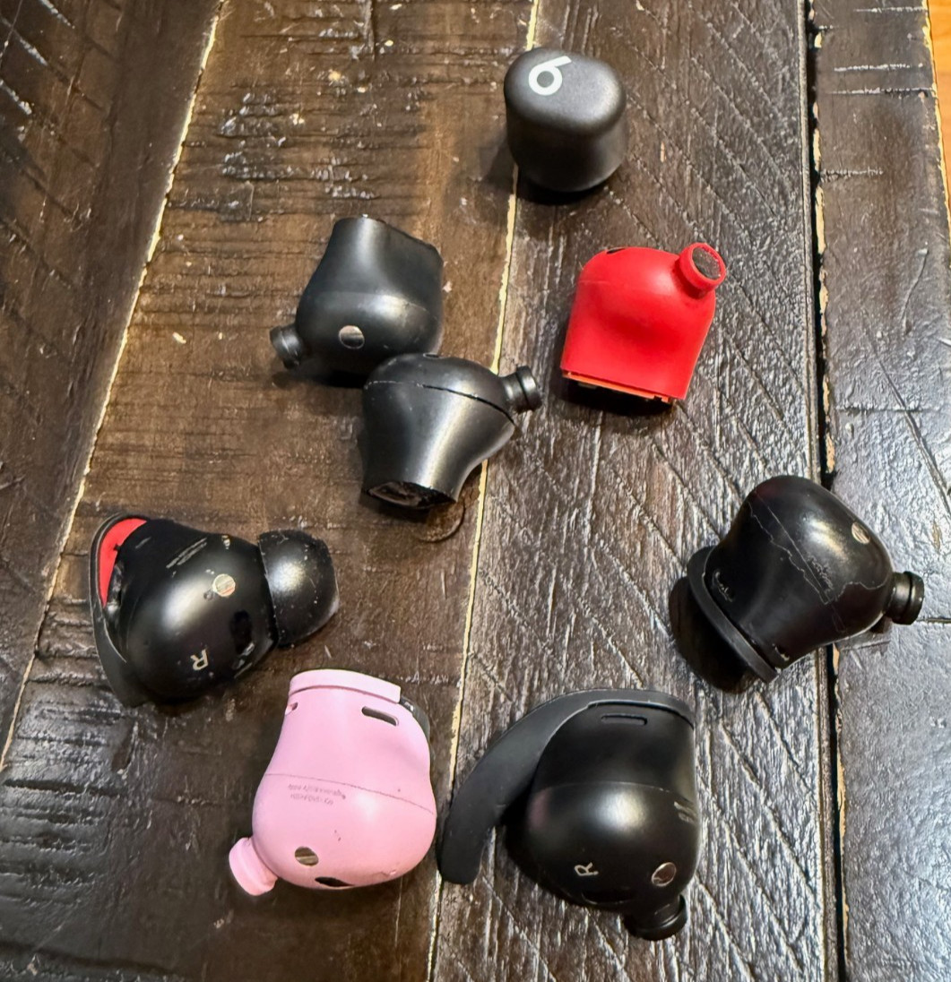 LOT OF 8 BEATS Earbuds – 4 Beats Fit Pro / 3 Studio Buds + / 1 SOLO BUDS LEFT