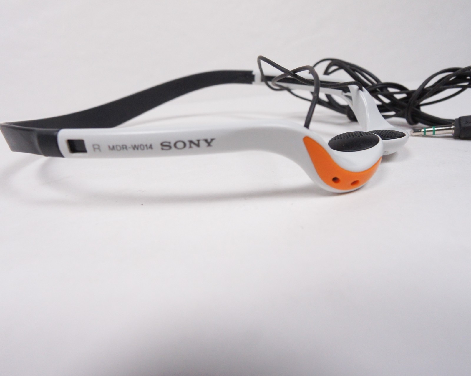 Vintage Sony Headphones MDR-W014 Wired Over Ear 3.5mm Retro Tech White