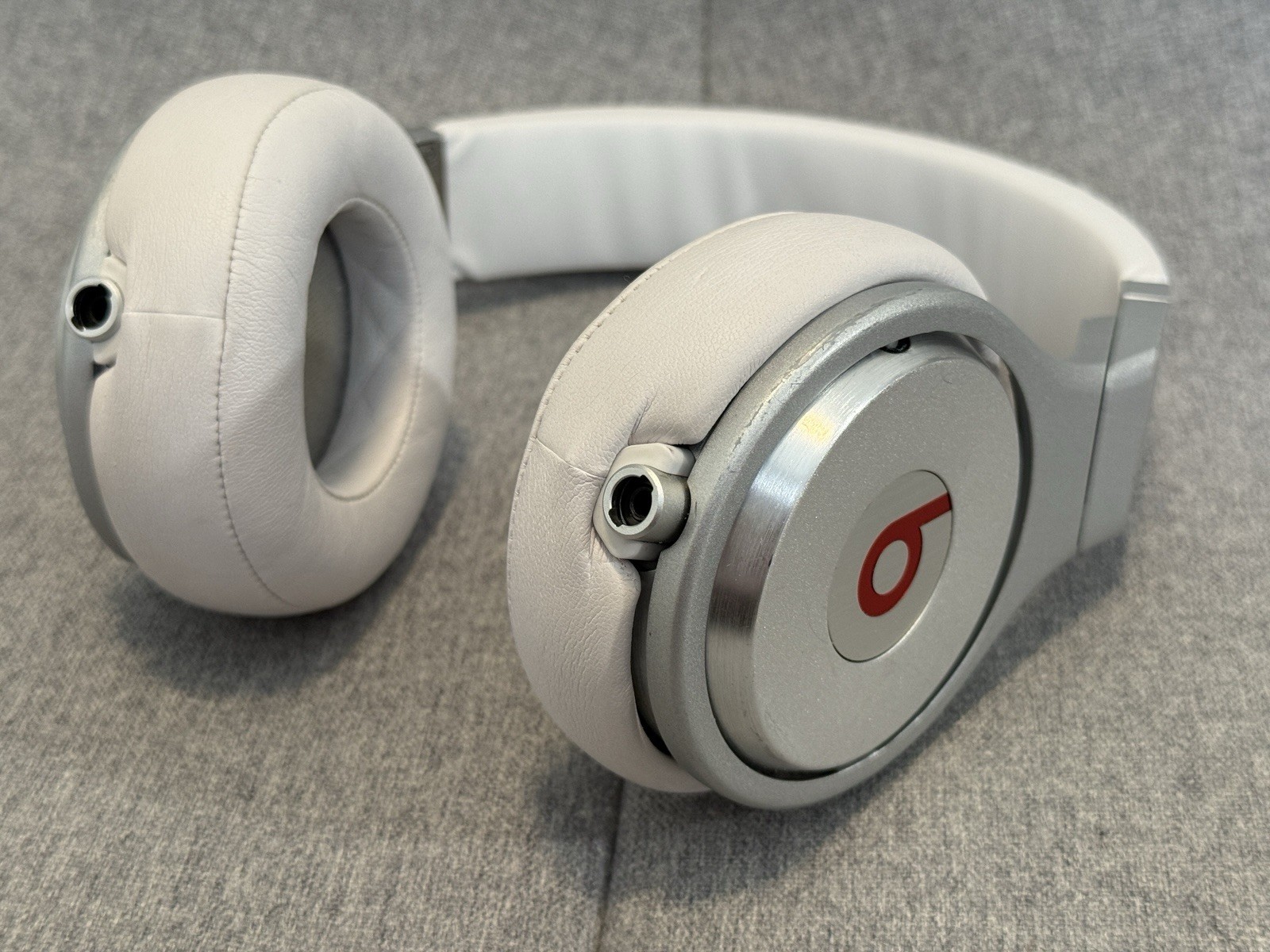 Beats by Dr. Dre Pro White/Silver Over the Ear Headphones Very Good Condition
