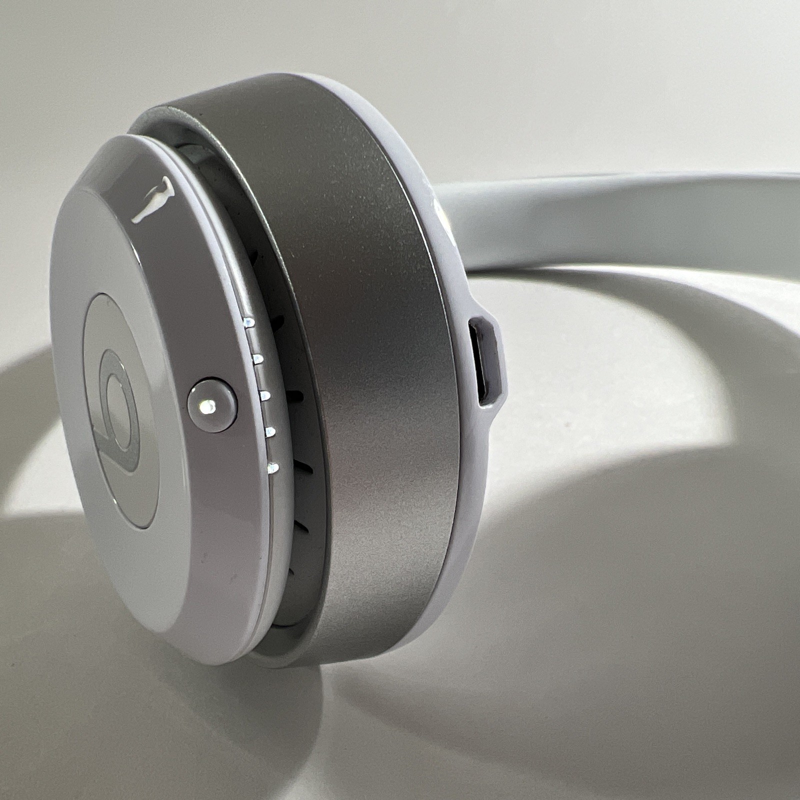 Beats by Dr. Dre Solo Wireless Bluetooth On-Ear Headphones White