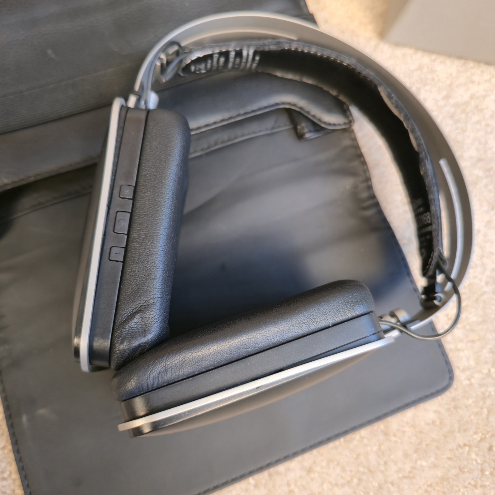 Harman Kardon Over-the-Ear Headphones Model:HARKAR-BT N2001 Tested, Accessories