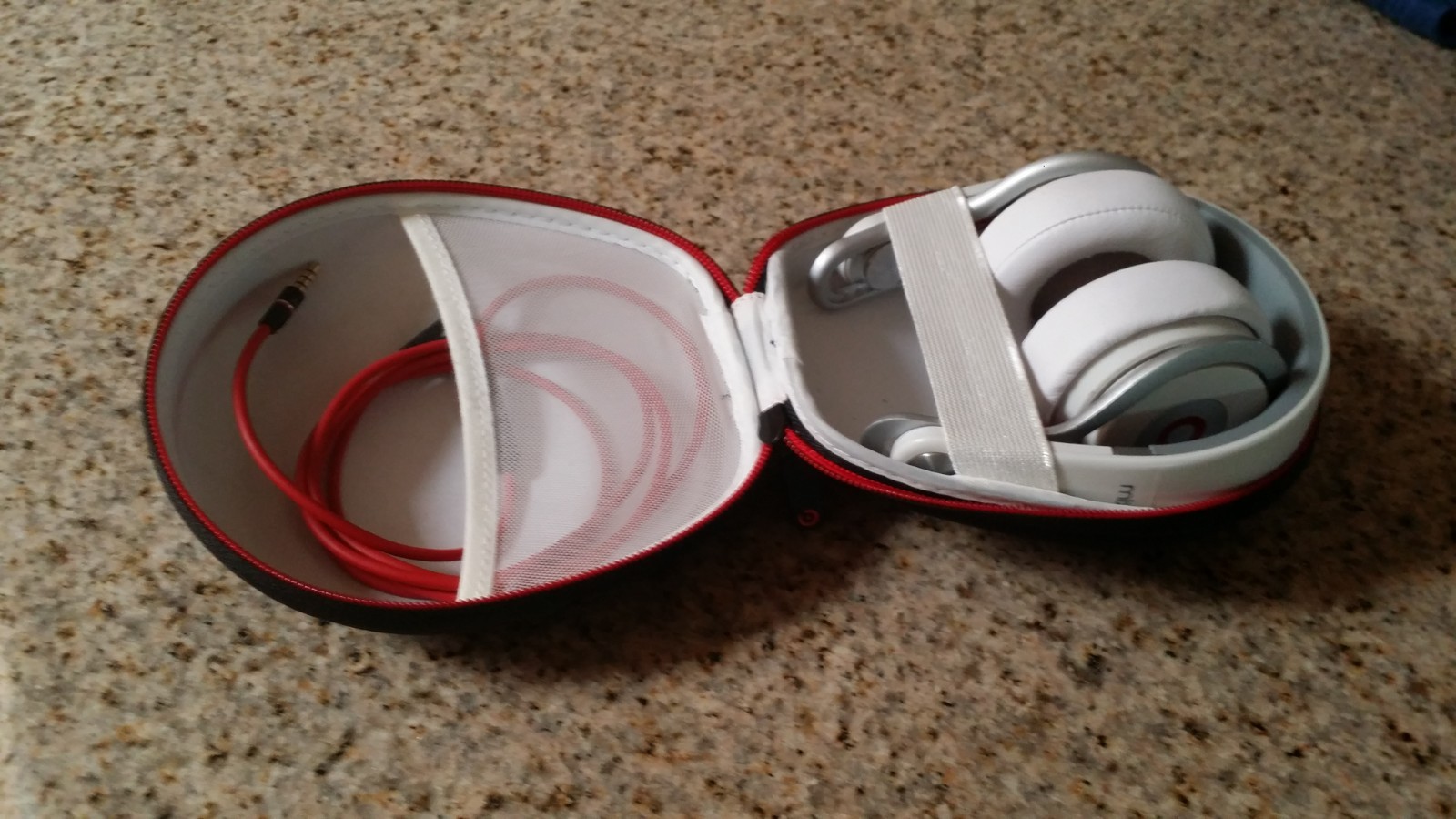 Beats by Dr. Dre Beats Mixr wired headpone on the Ear Headphones White color