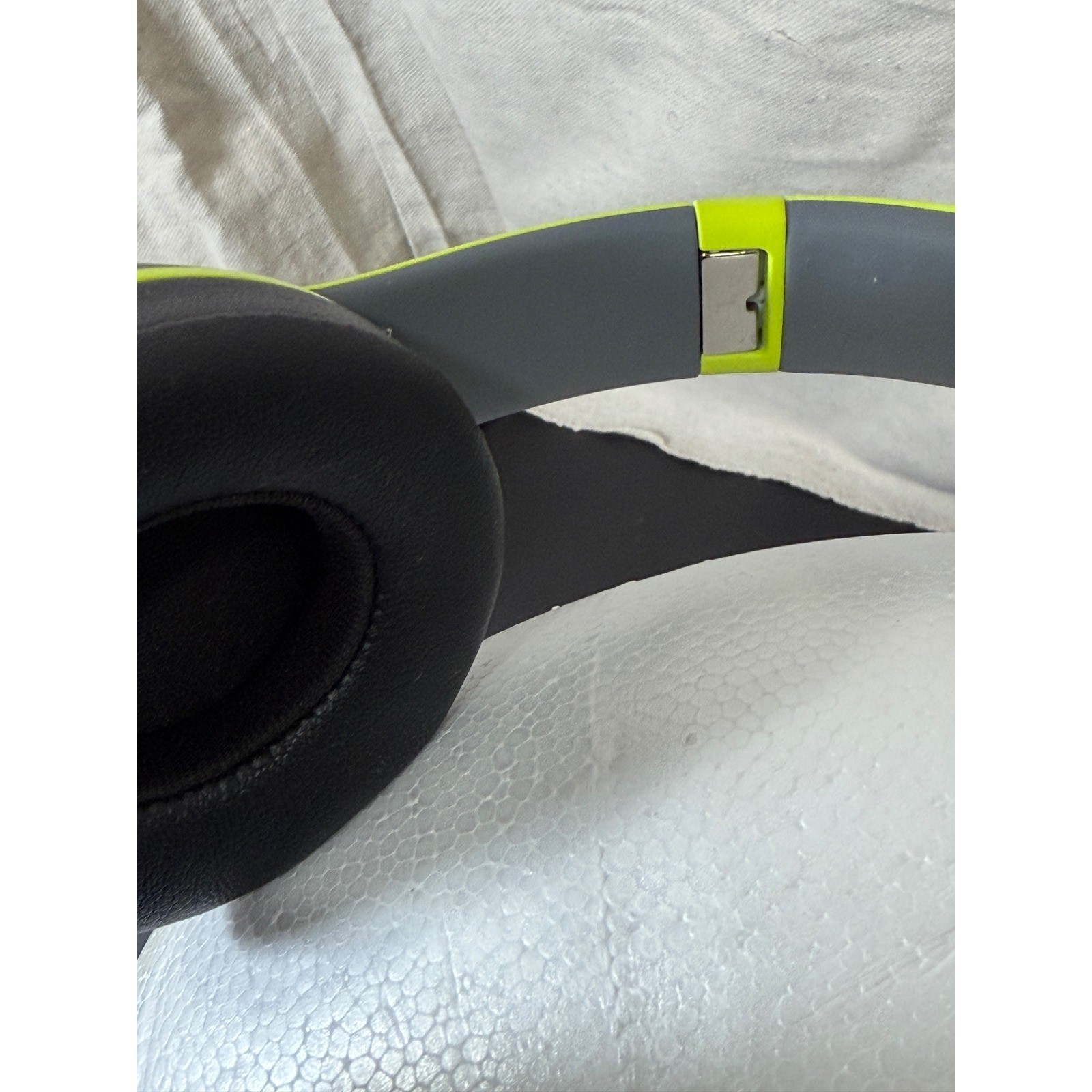Beats Solo 2 Wireless Headphones Unisex Adjustable Shock Yellow Bluetooth Audio