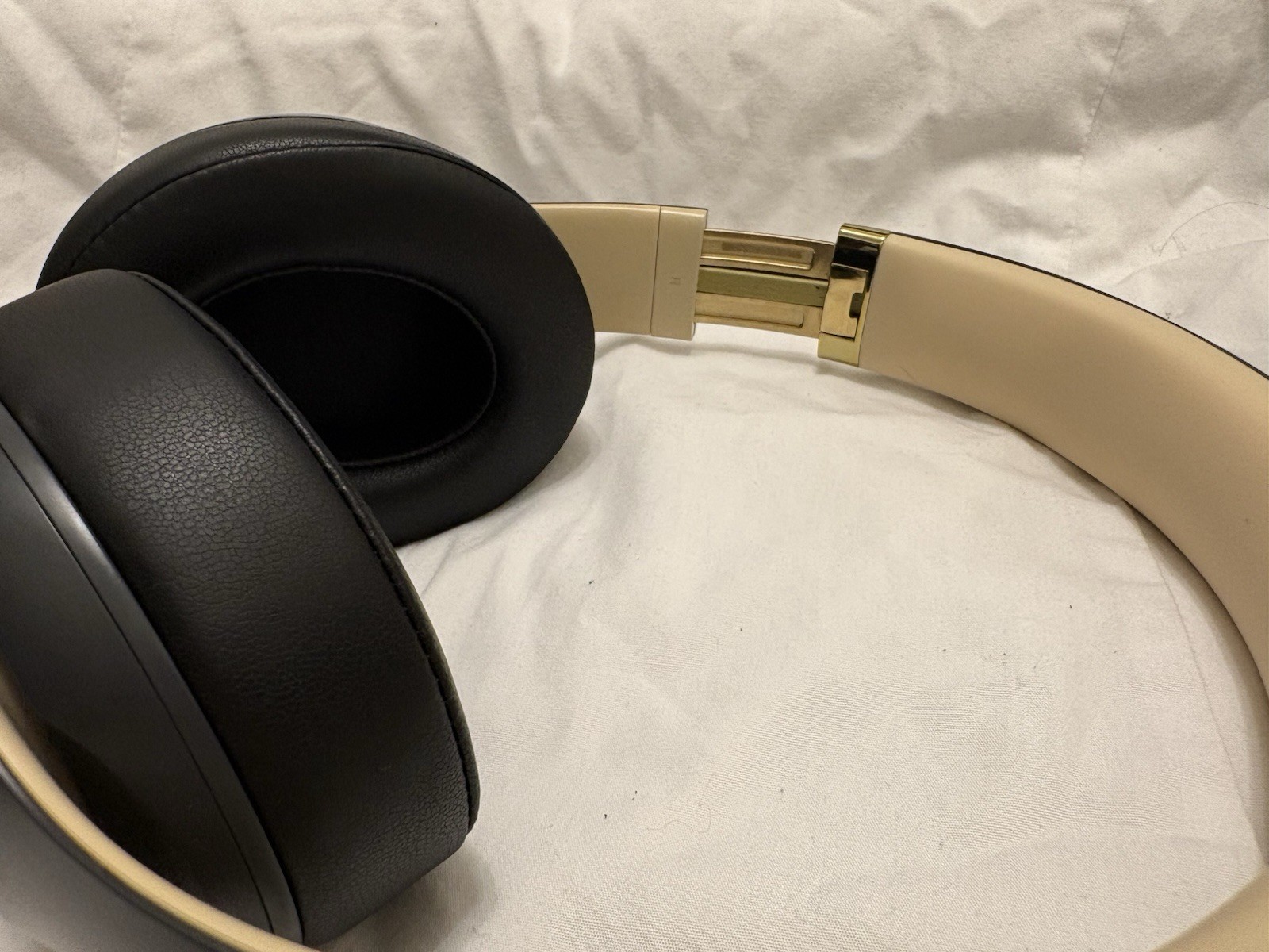 Beats Studio3 Wireless Midnight Black Gold – New Wicked Cushions Pads – Great!