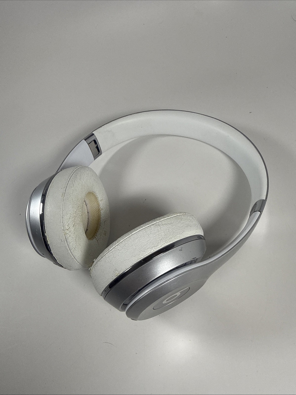 Beats by Dr. Dre Solo3 Wireless Headphones White Silver A1796 With Soft Case