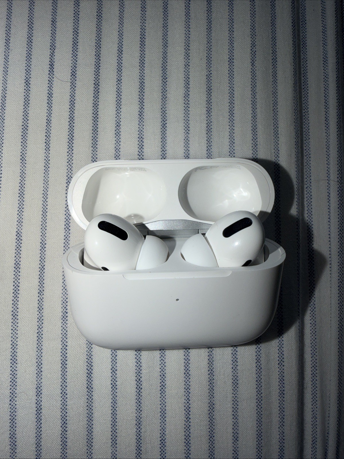 Unused Apple AirPods Pro 1st Gen – White Includes Box