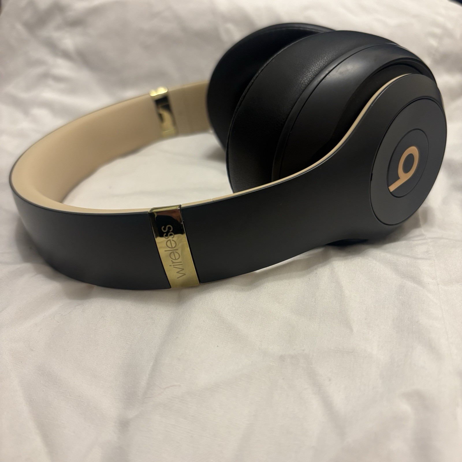 Beats Studio3 Wireless Midnight Black Gold – New Wicked Cushions Pads – Great!