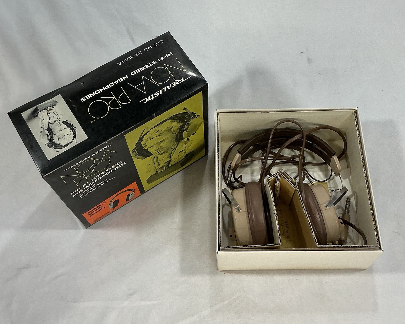 NOS Realistic Nova Pro Vintage Hi-Fi Stereo Headphones Independent Volume w/Box