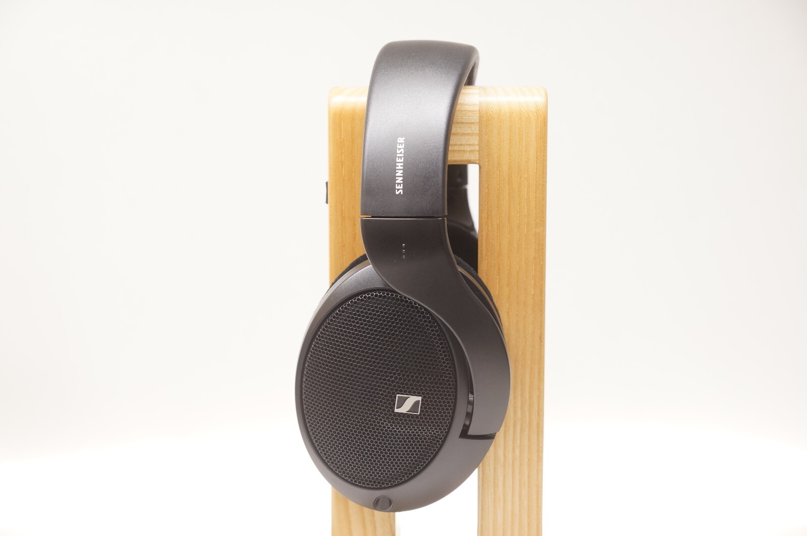 Sennheiser HD560 S Over-The-Ear Audiophile Headphones with Box / From Japan