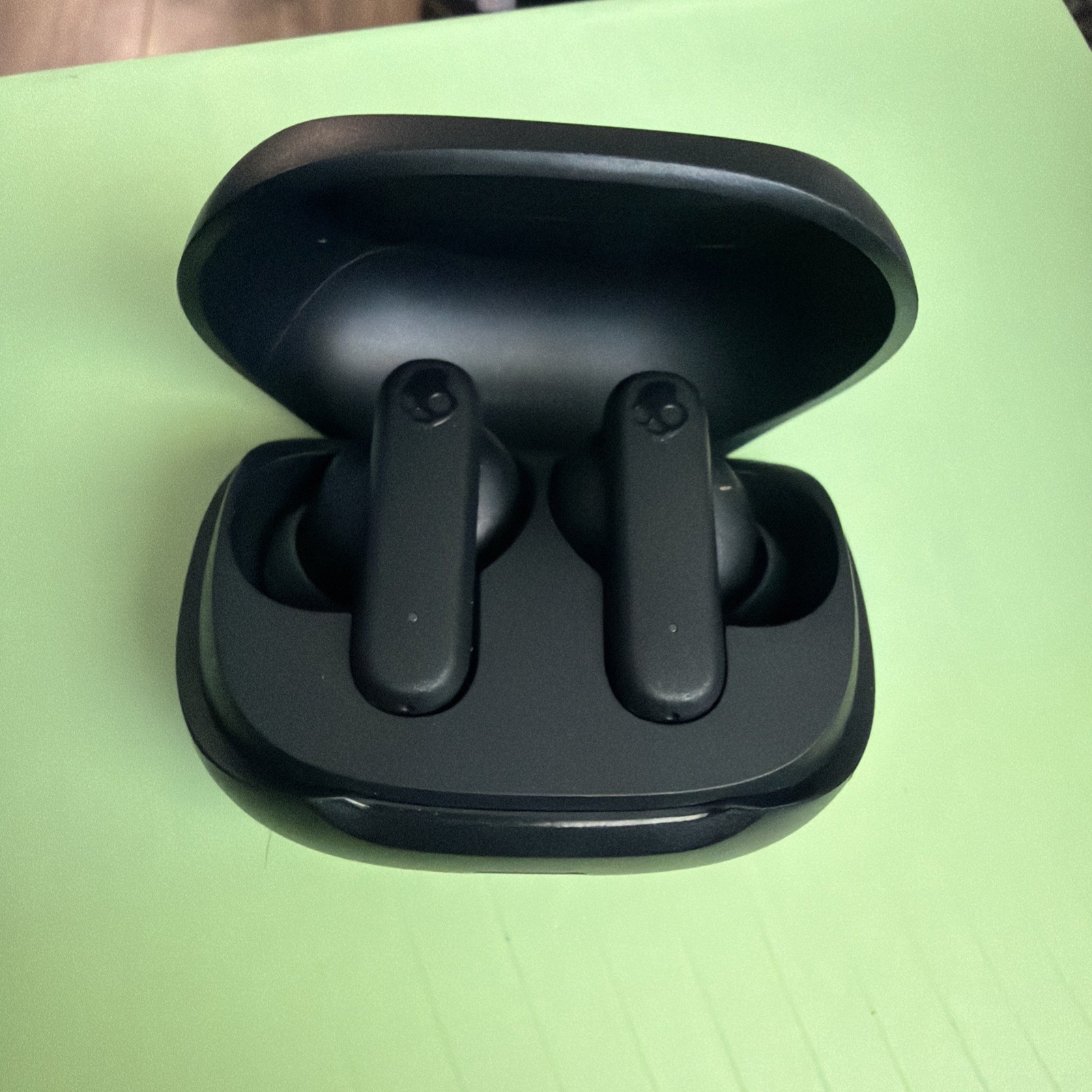 Skullcandy “Smokin’ Buds” Bluetooth Earbuds (S2TAW-R740) – READ