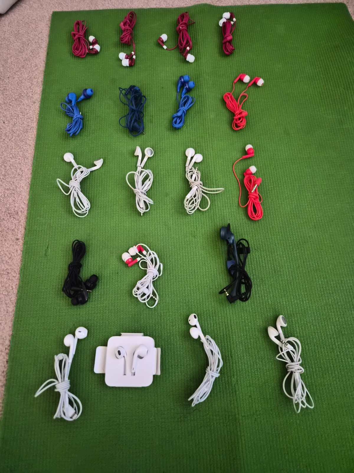 Lot of 20 pcs Wired Earphones Earbuds Assorted Ear Adapters Apple Volume control