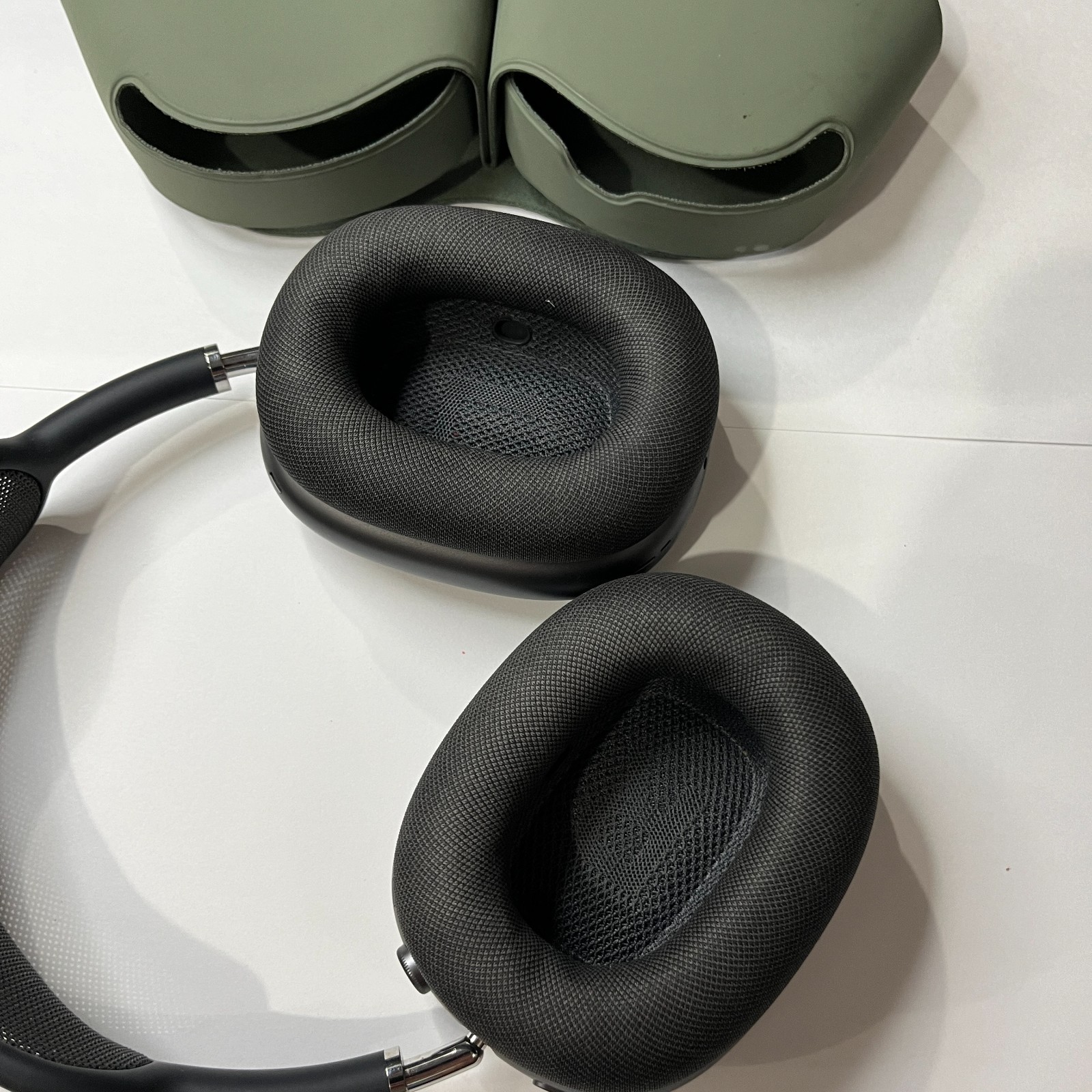 Apple AirPods Max A2096 1st Gen w/ Smart Case