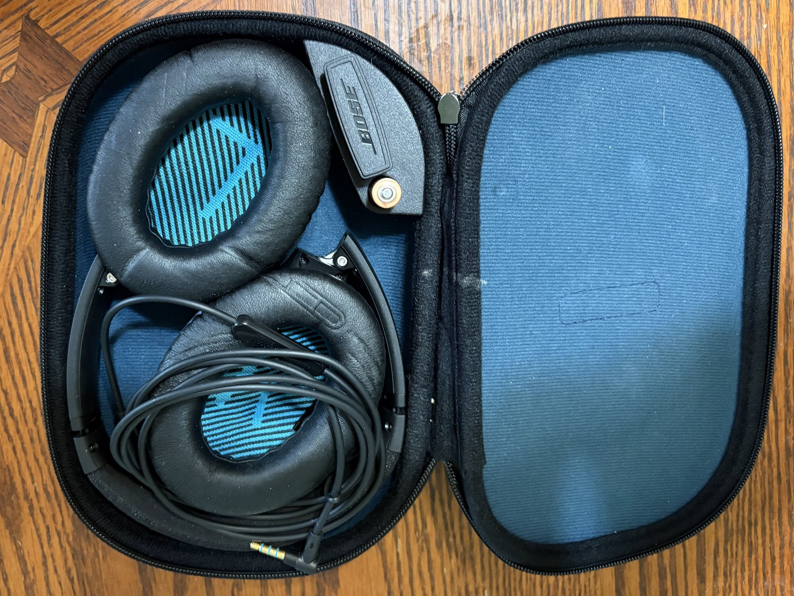 Bose QuietComfort QC25 Wired Noise Canceling Headphones – Black (715053-0010)