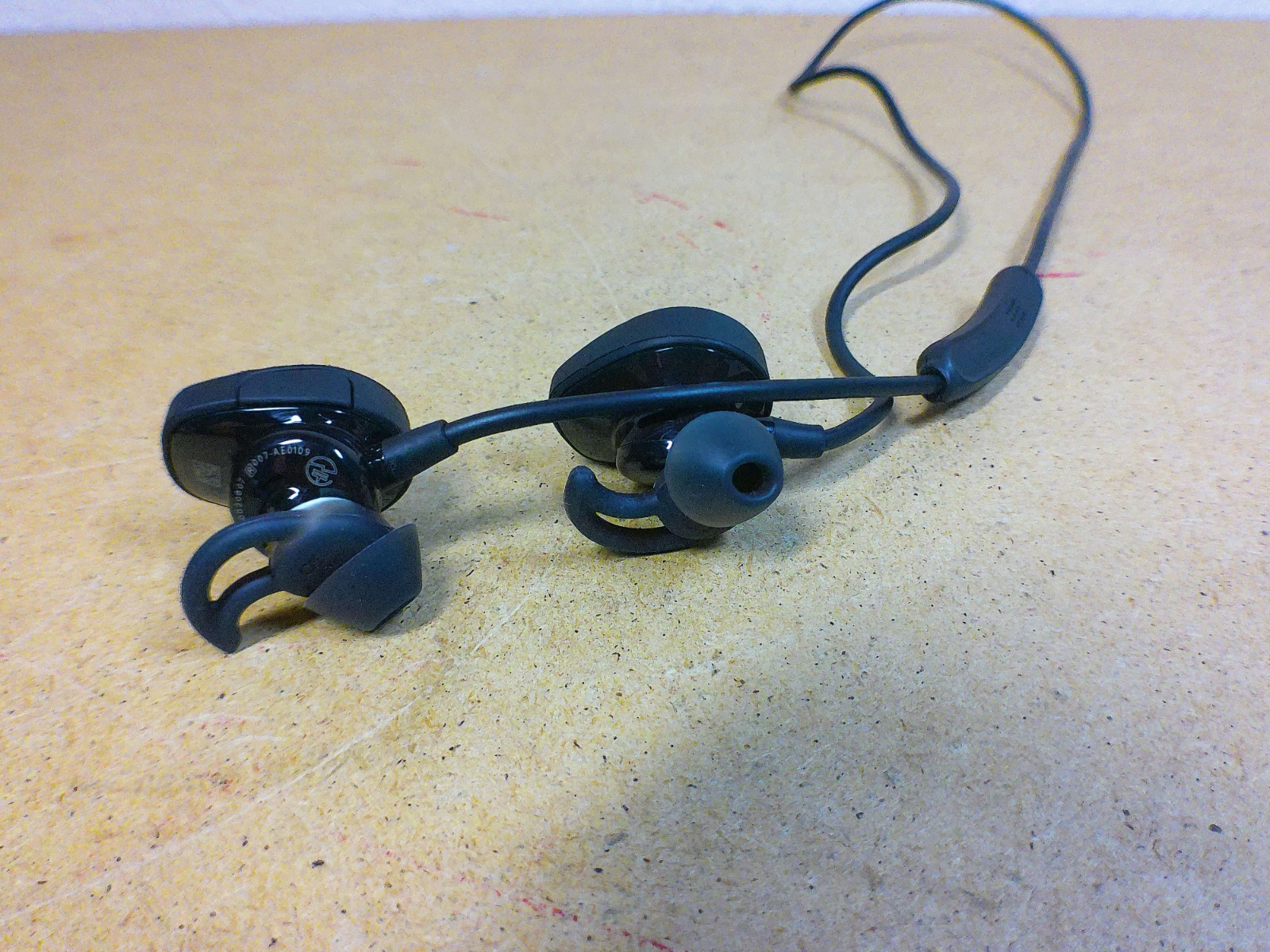 Bose SoundSport, Wireless Earbuds, Sweatproof Bluetooth Headphones for Sports