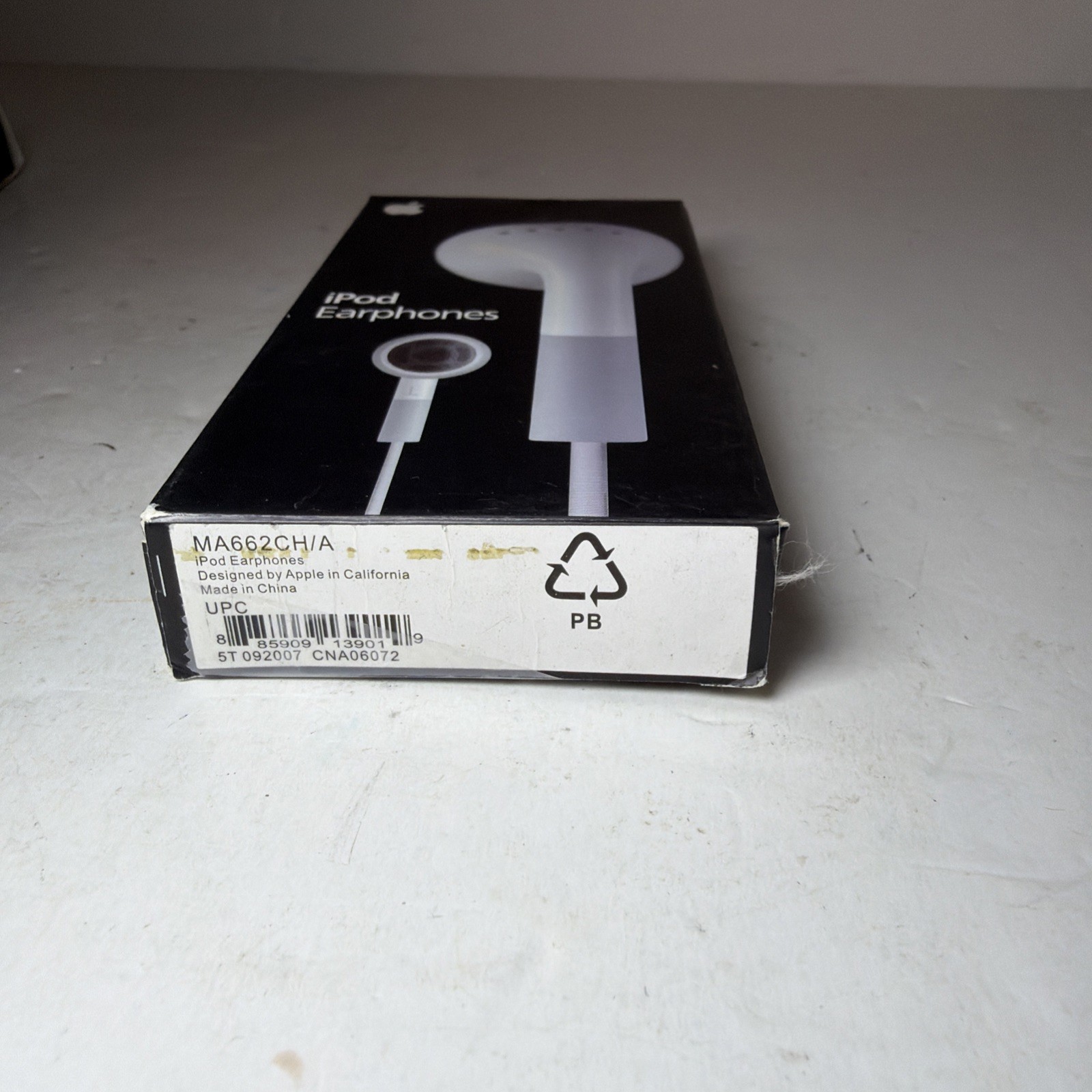 Genuine Apple 3.5mm Wired Stereo Earbud Earphones Headphones – White (MA662CH/A)