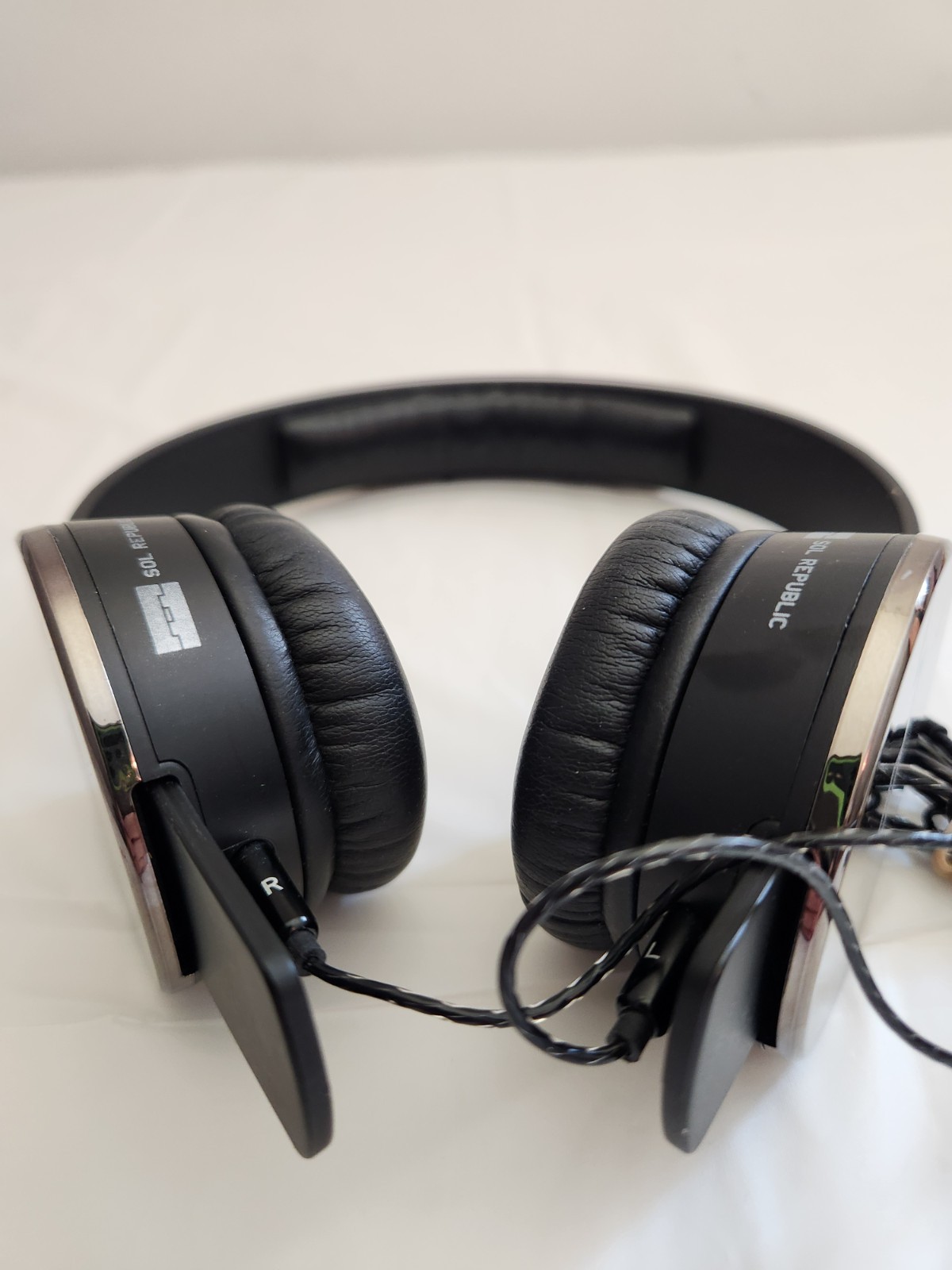 SOL REPUBLIC Tracks V8 Wired On-Ear Headphones Black/Silver 3.5mm Adjustable