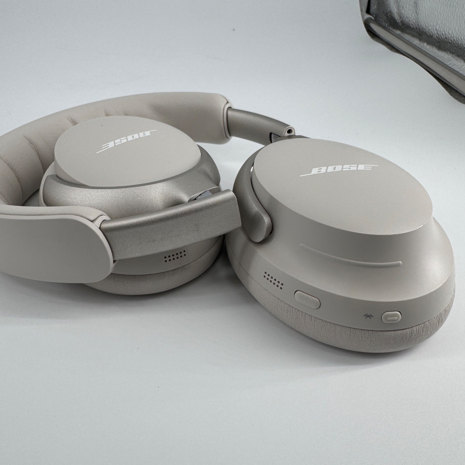 Bose QuietComfort Ultra Over-Ear Headphones – White Smoke w/ Case + Cord