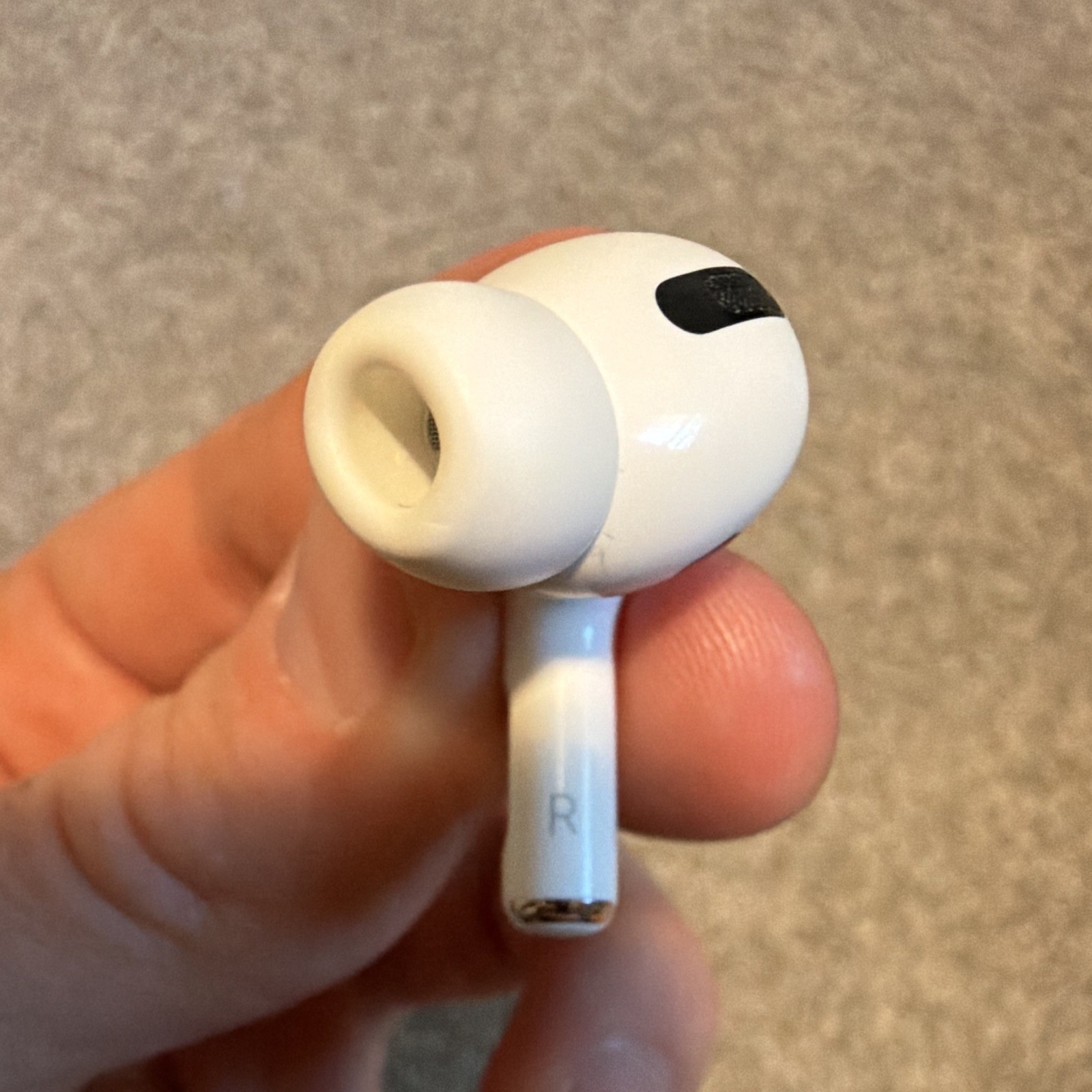 Apple AirPods Pro 1st Generation (READ DESCRIPTION)