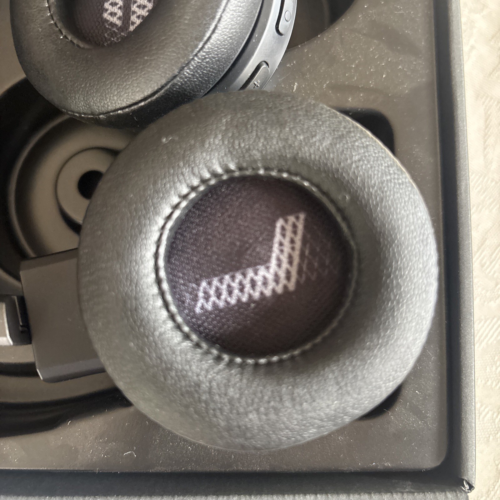 JBL Live 460NC Wireless On the Ear Noise-Canceling Headphones – Black –