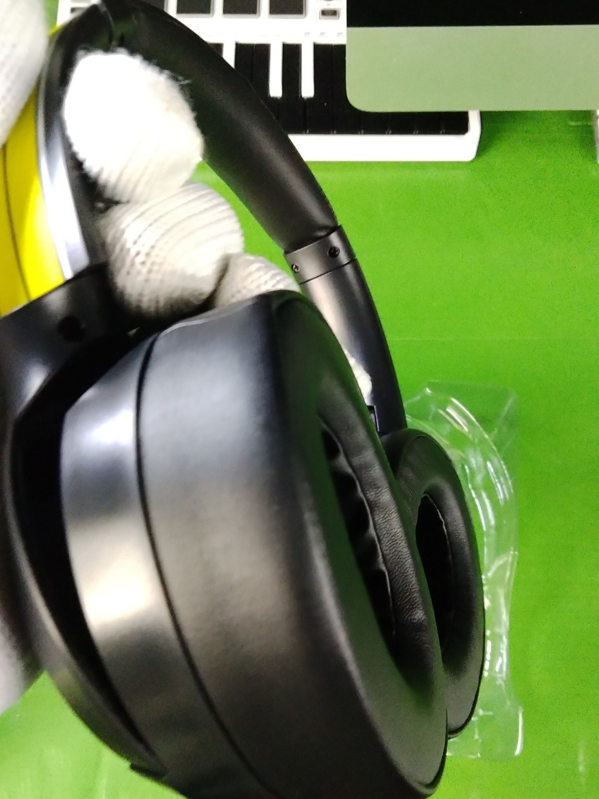 Invicta Racing Power Headphones Black Yellow Wireless Noise Cancel HD Mic ???