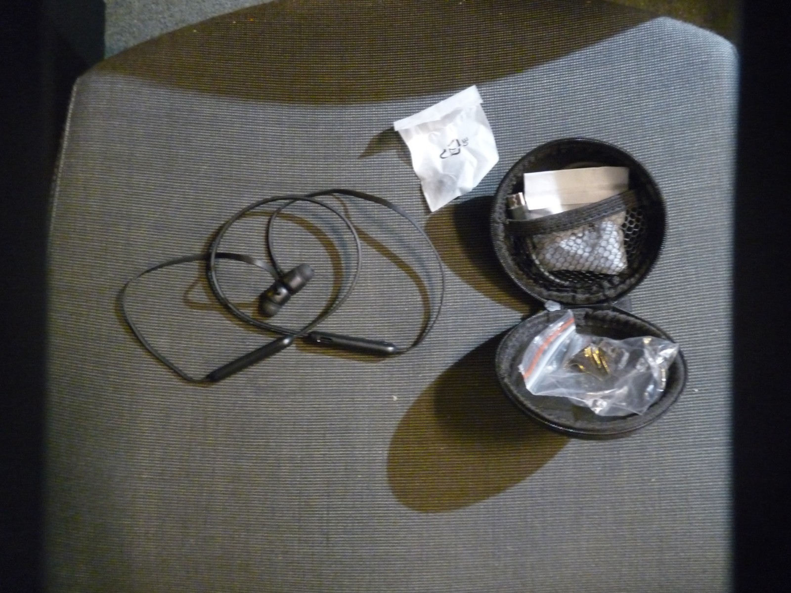 Beats by Dr. Dre Flex Wireless In-Ear Headphones – Beats Black (as is) read