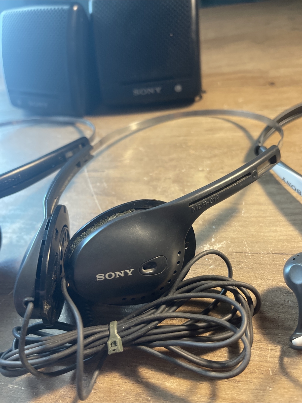 Lot of vintage sony headphones 2 over ear 2 in ear 1 speaker set Tested