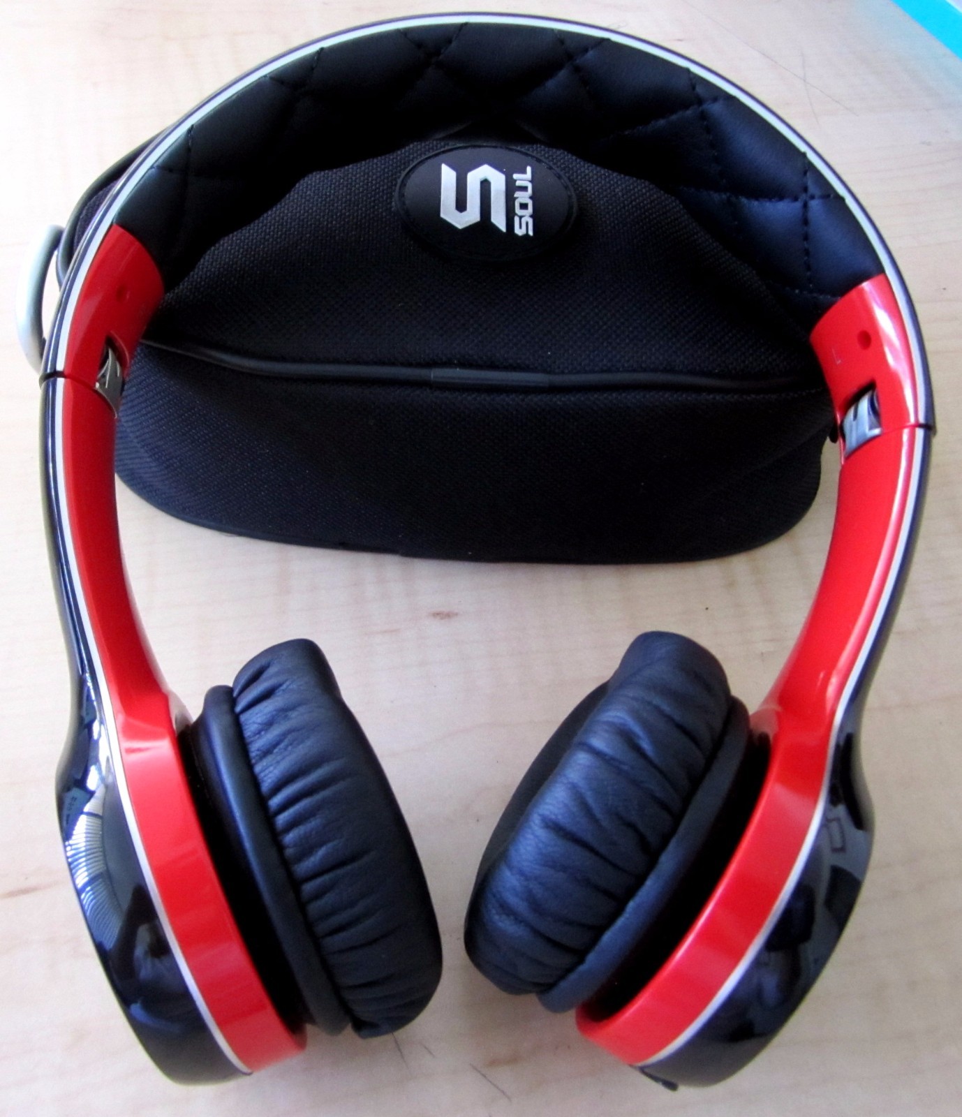 SOUL Ludacris SL100 High-Def Sound Isolation Headphones in Carry Case Red Trim