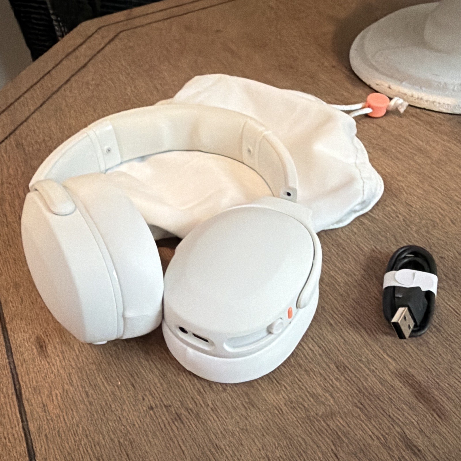 White Bluetooth Wireless Over-Ear Headphones Built-In Mic, USB Cable, Bag