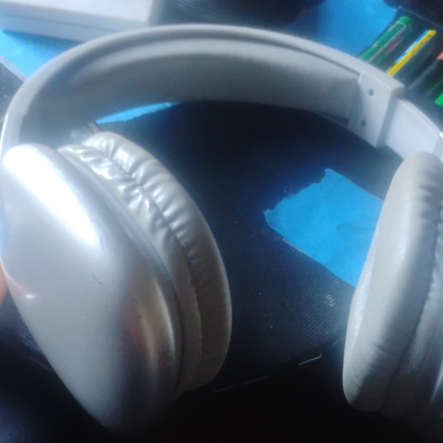 Silver/White RF Wireless Over-Ear Headphones w/ Adjustable Headband