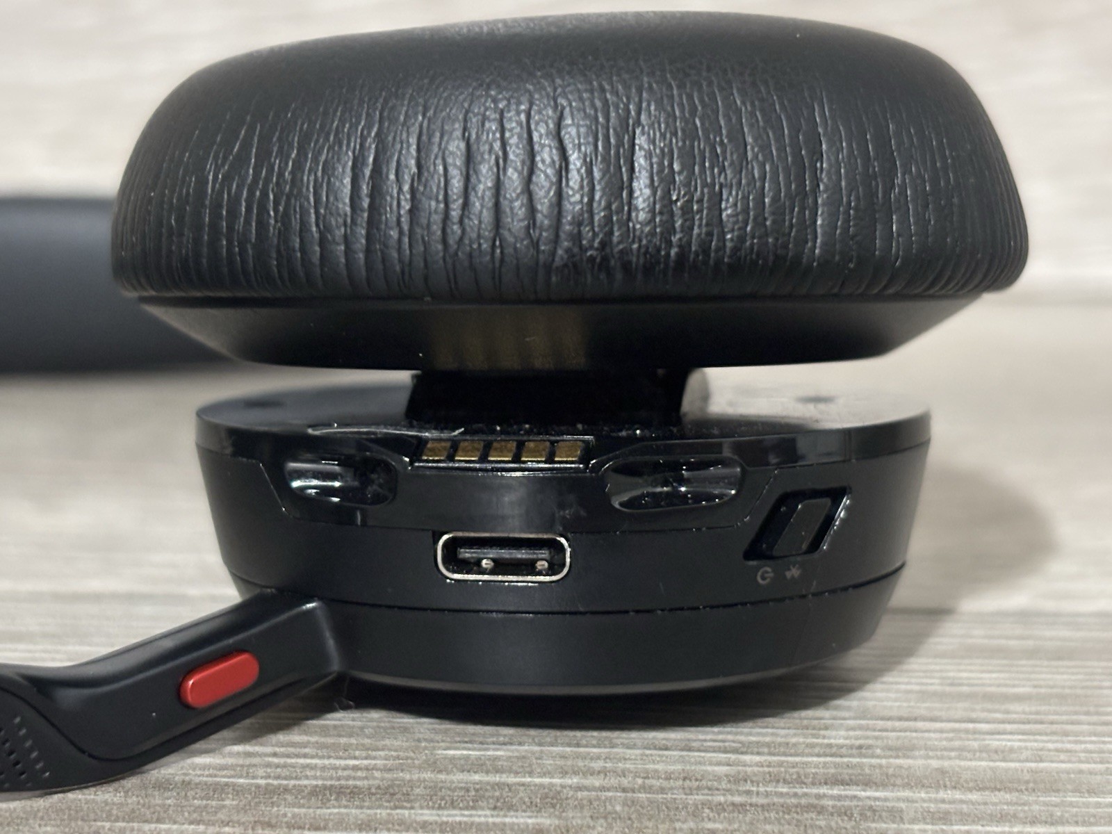 Plantronics Poly Voyager Focus 2 USB-C Headset Charging Stand Case VFOCUS2