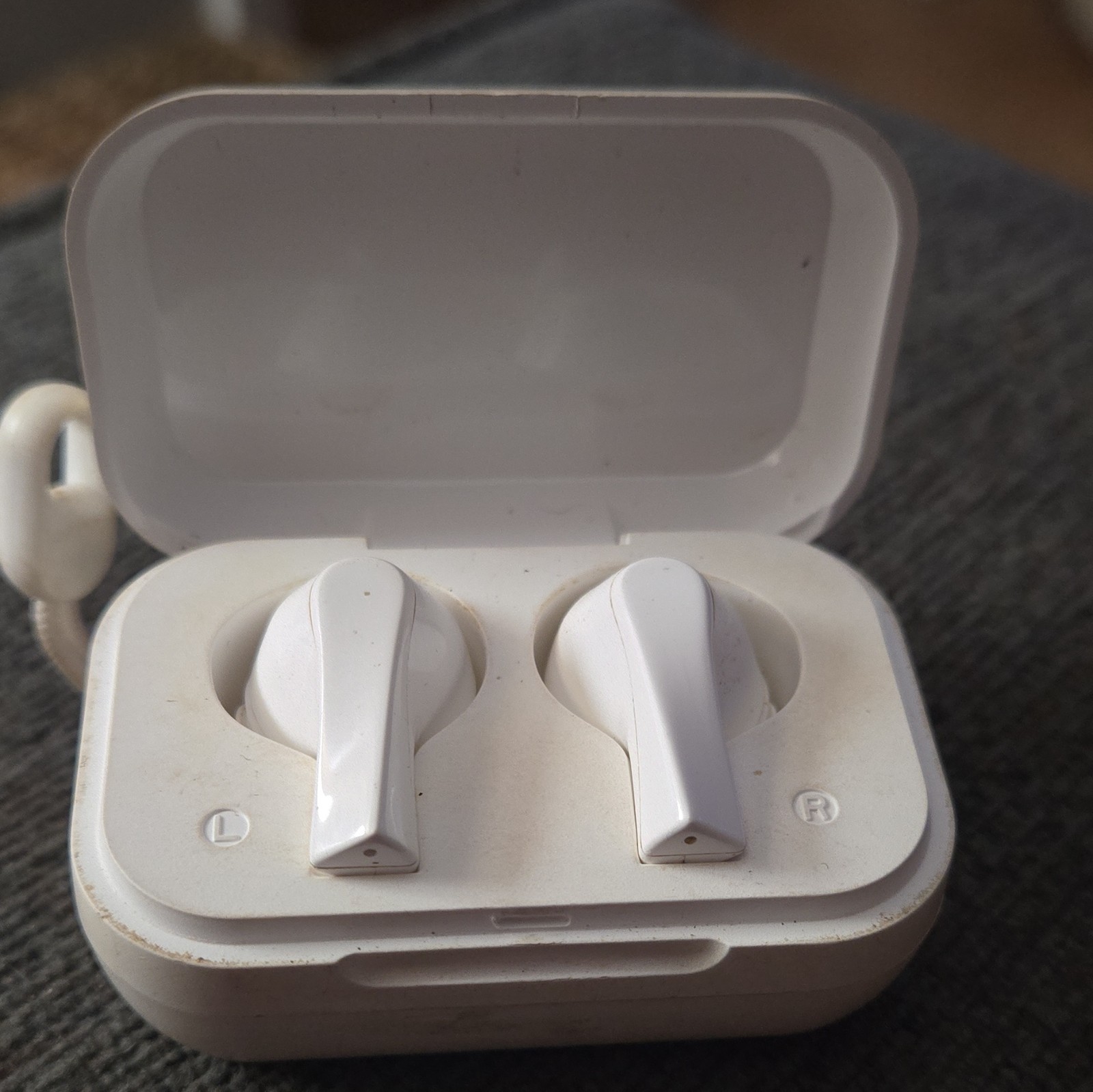 Airbuds True Wireless Bluetooth In-Ear Earbuds, White, Charging Case, Mic