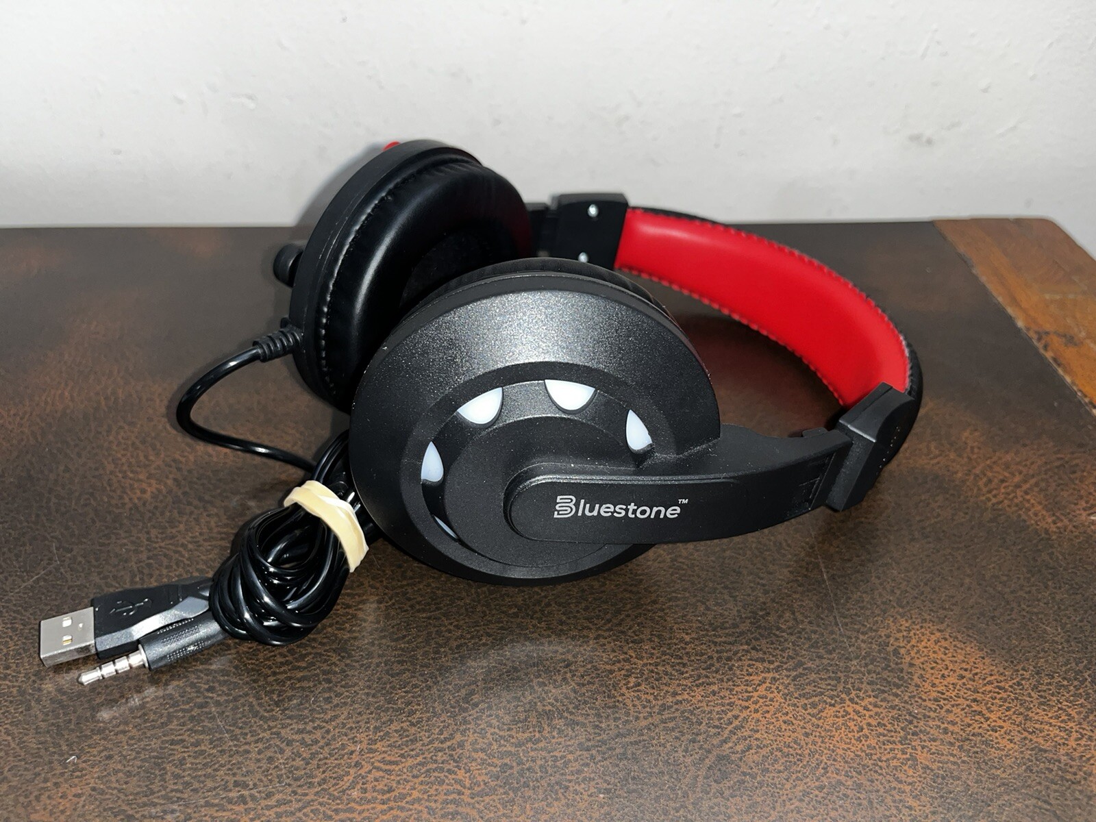 Light-up Bluestone Wired Headphones with Microphone For Gaming.