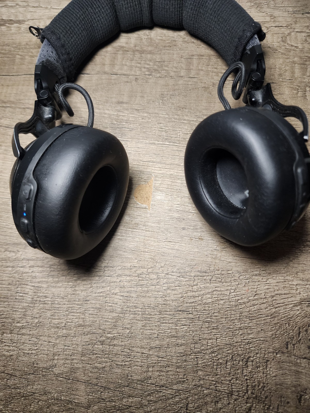JBL Club 700BT Hi-Res Wireless On-Ear Headphones, produce a Great Sound