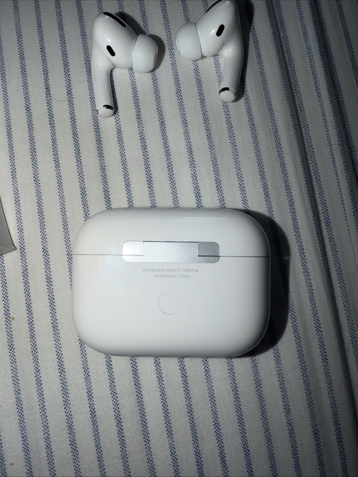Unused Apple AirPods Pro 1st Gen – White Includes Box