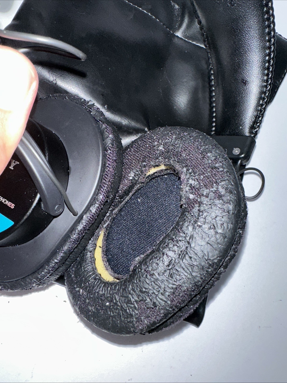 Sony MDR-7506 Professional Over-Ear Headphones Black Needs New Pads