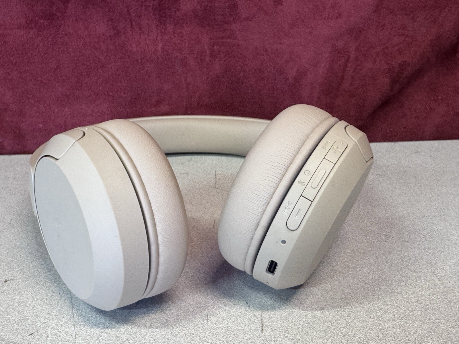 Sony Over Ear Wireless Bluetooth Headphones WHCH520 – BEIGE