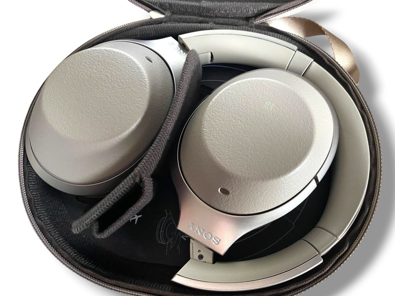 Sony WH-1000XM2 Over-ear Wireless Noise-Canceling Headphones Champagne Gold