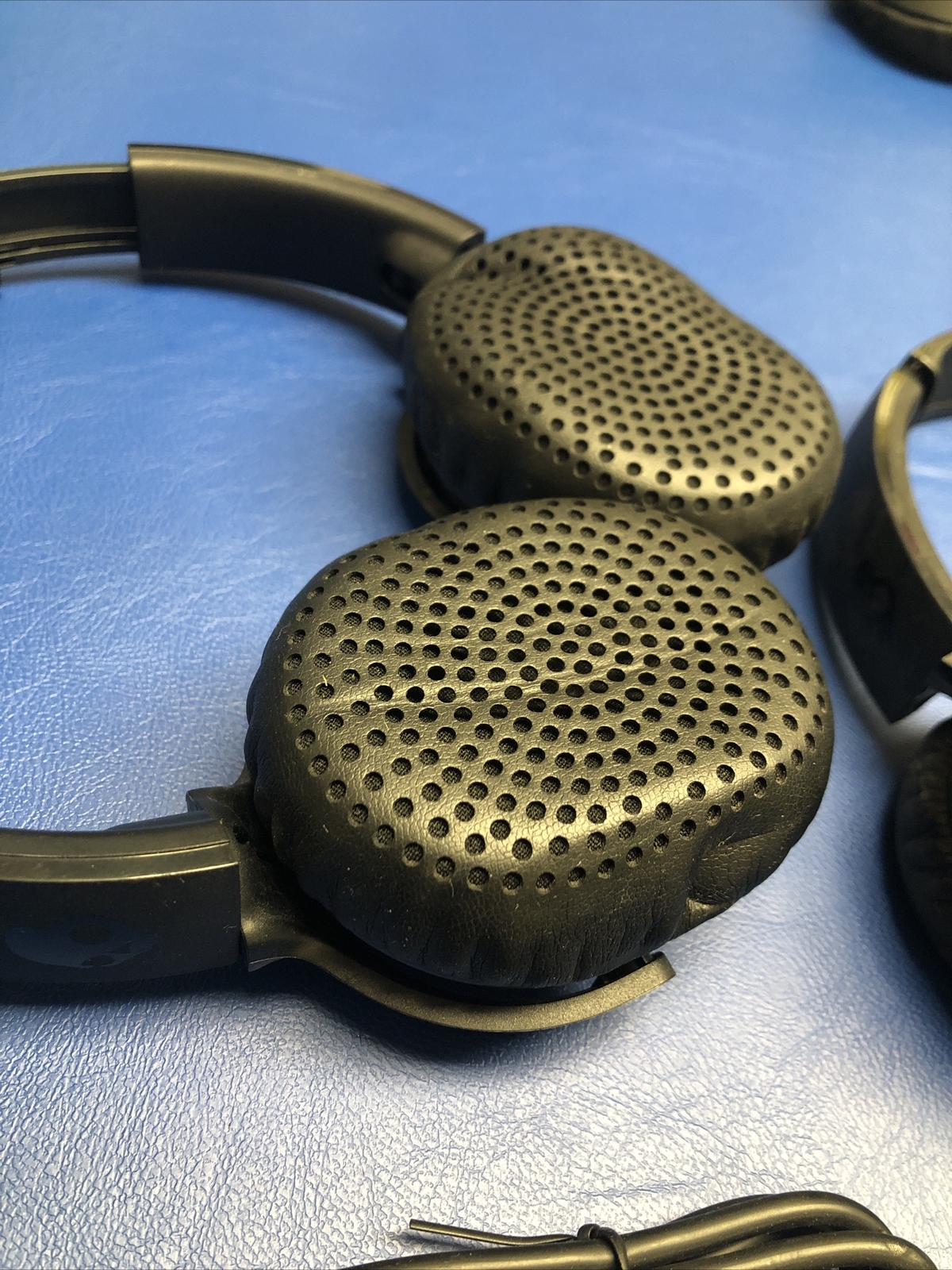 LOT OF 2X SKULLCANDY S5PXWL003 RIFF WIRELESS ON-EAR HEADPHONES