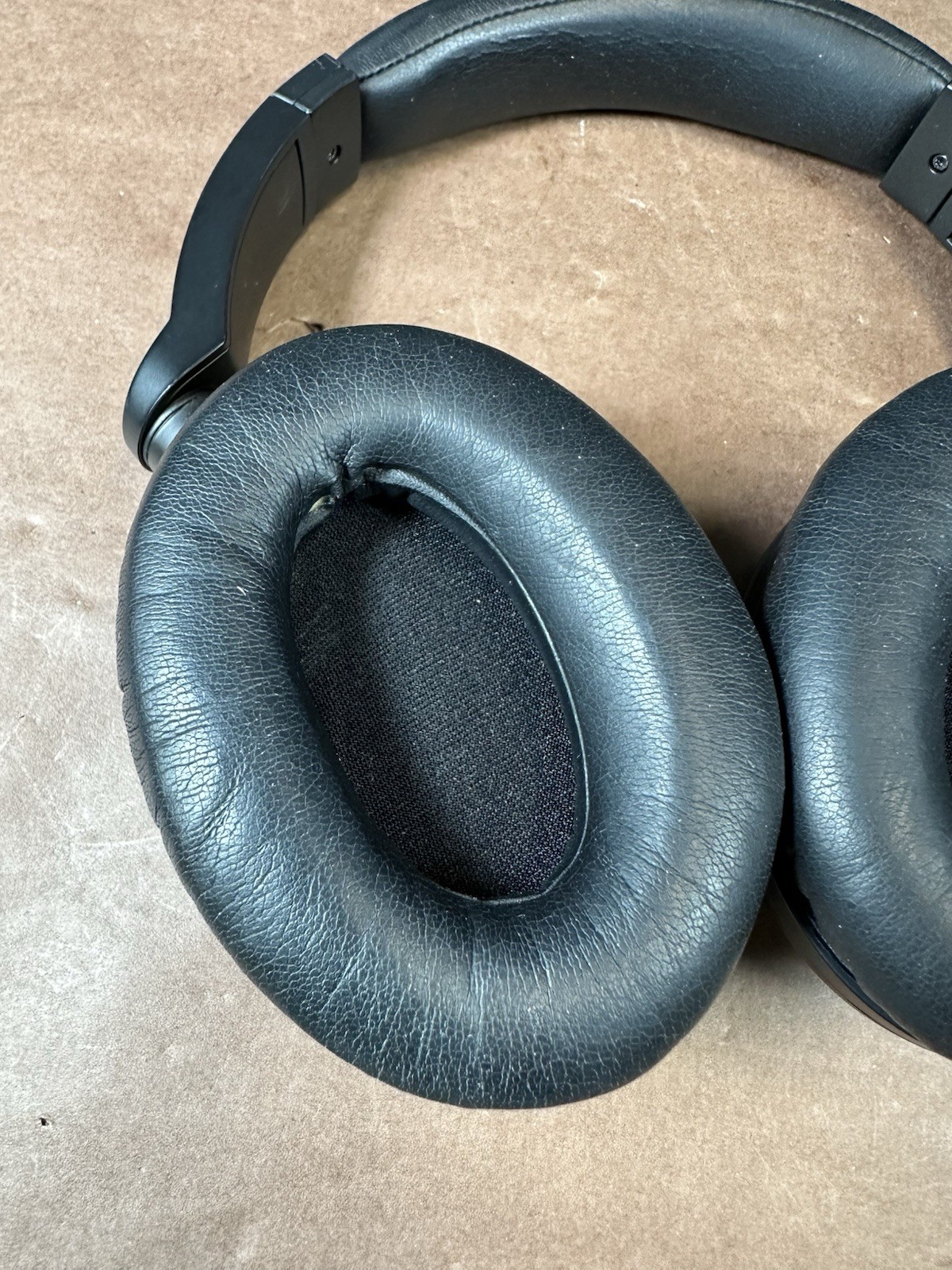 Audio-Technica QuietPoint Active Noise-Cancelling Headphones ATH-ANC7b Black