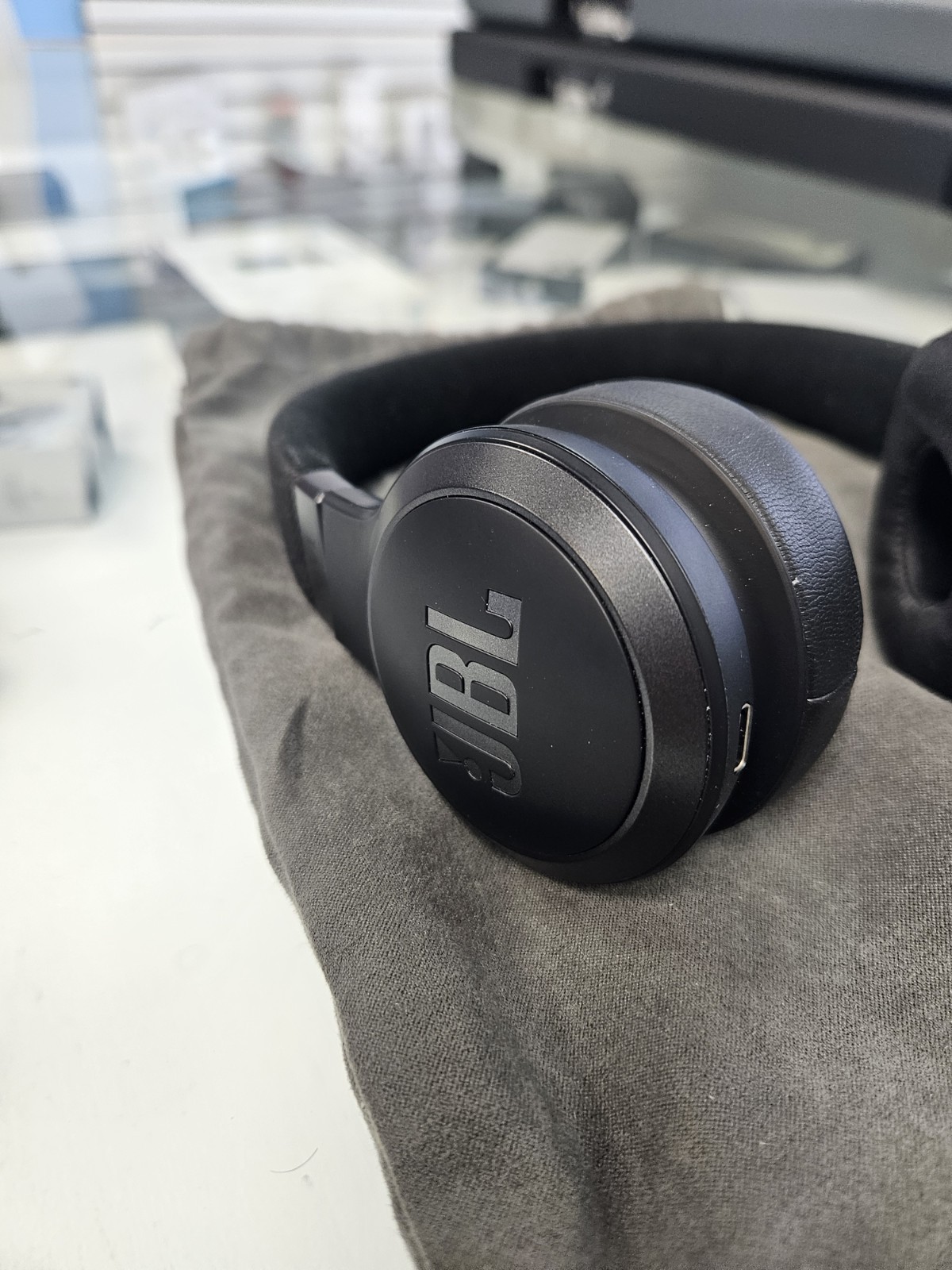jbl live 675nc wireless on-ear headphones