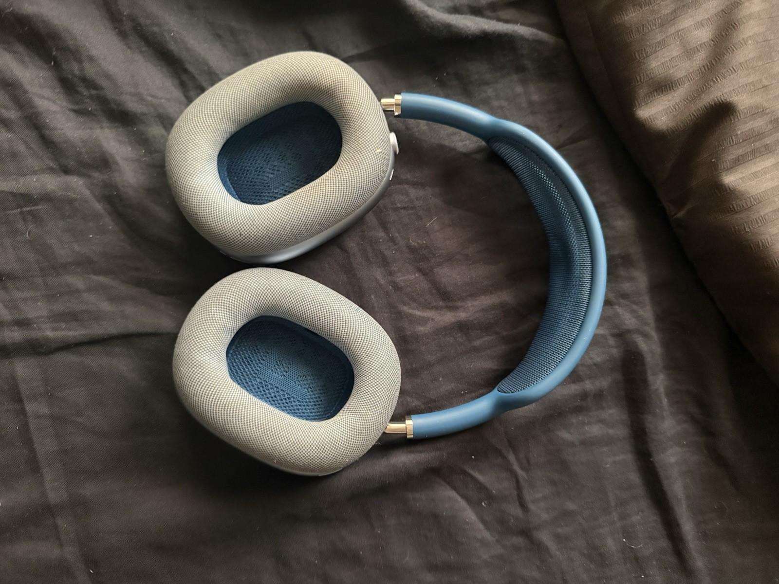 AirPod Max. Slightly used Condition with Original Box and Charger Included