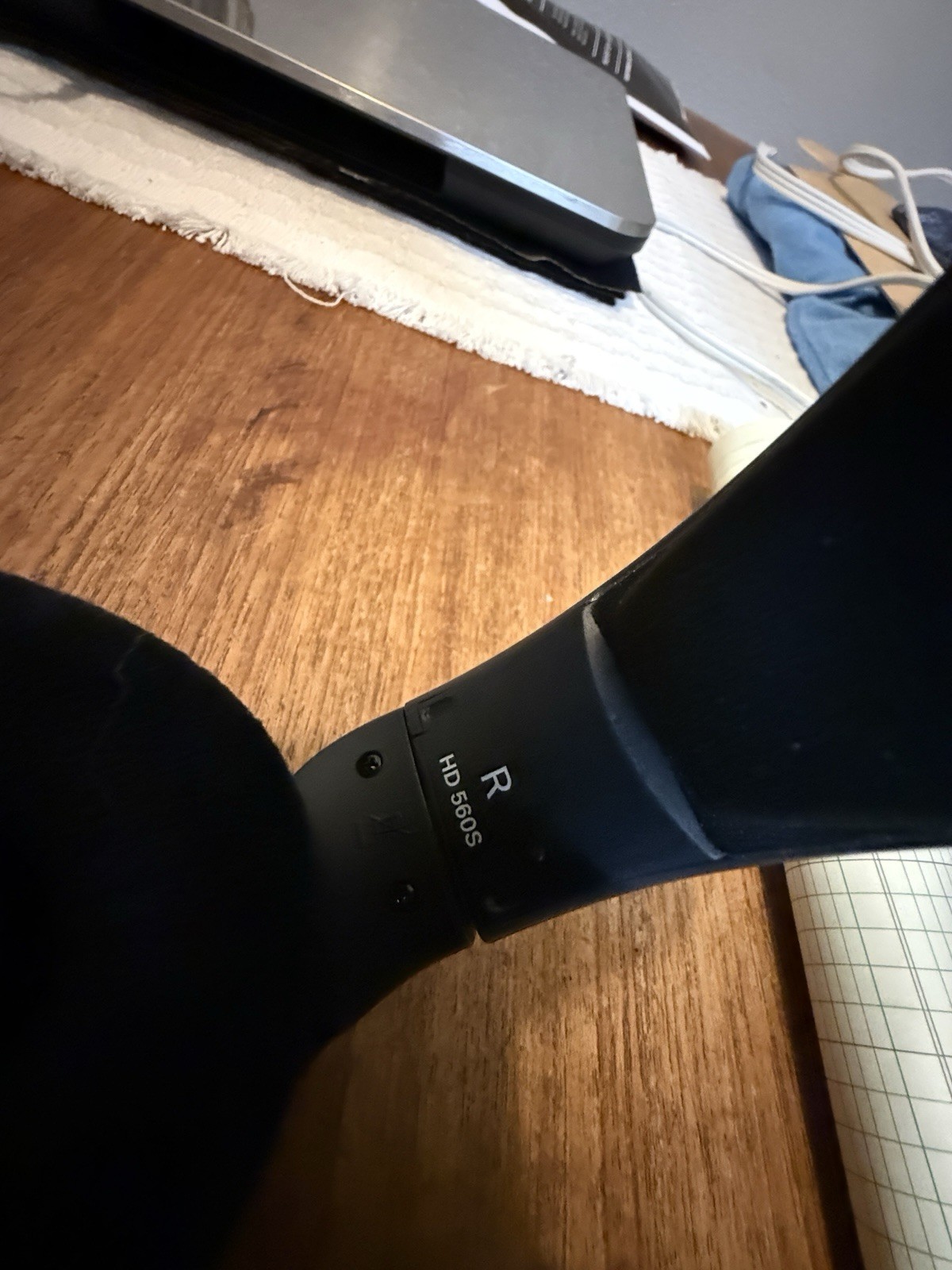 Sennheiser HD 560 S Over-The-Ear Audiophile Headphones. Read Description