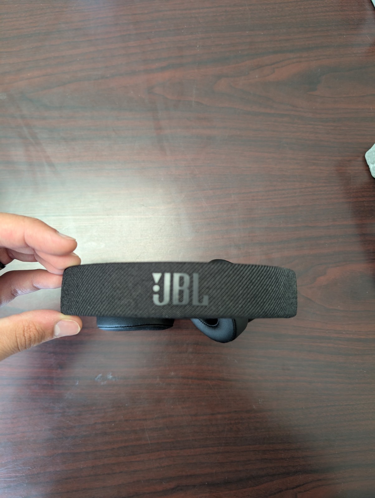 JBL Live 675NC wireless on-ear headphones