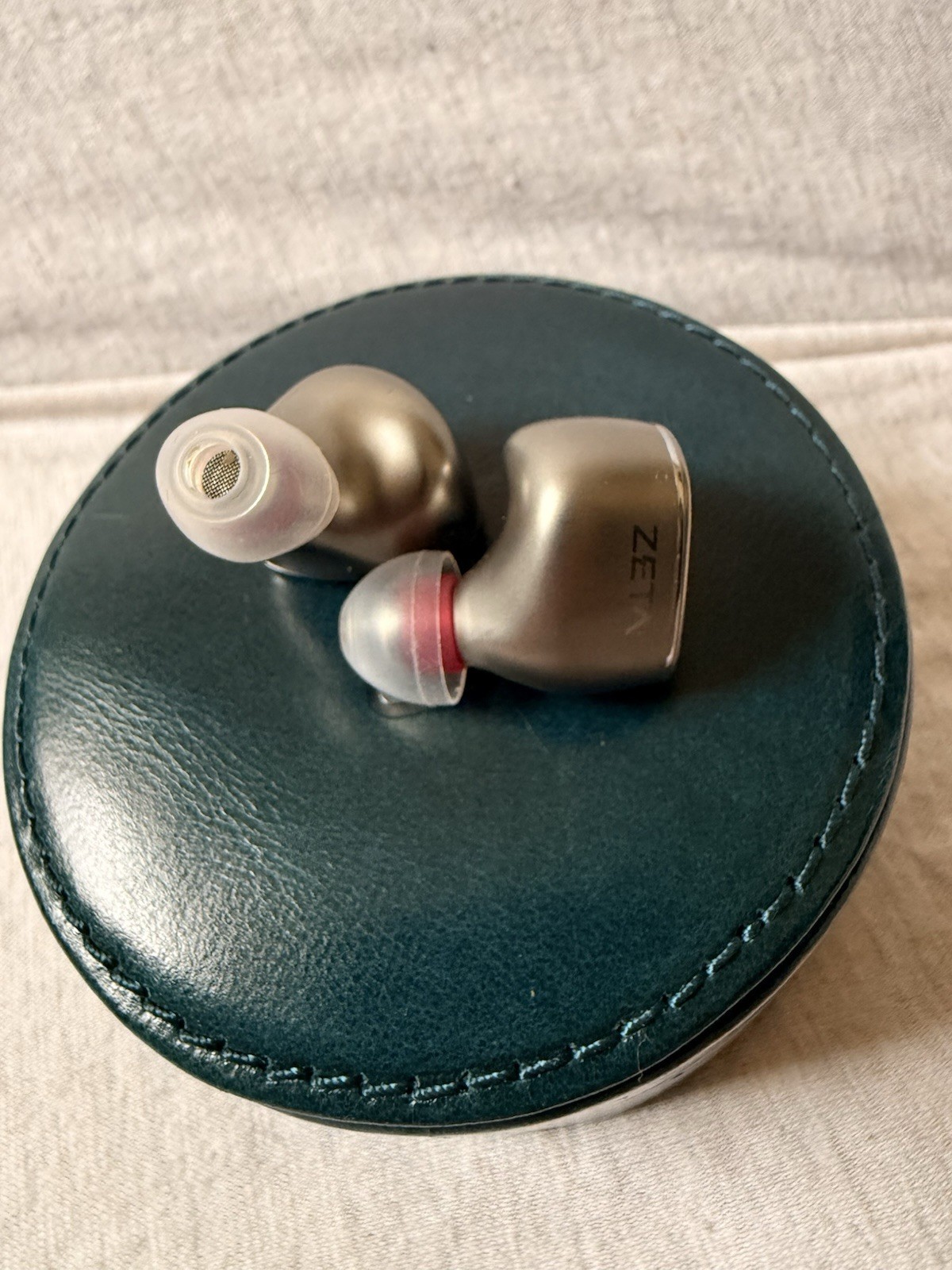 HiBy Zeta IEMs Comes with Braided Cable + Case Gray/Blue/Gold